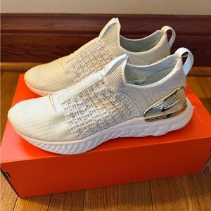 Nike women’s React Phantom Run
Flyknit 2 Premium SLIP ON Shoes
White Size 8.5!